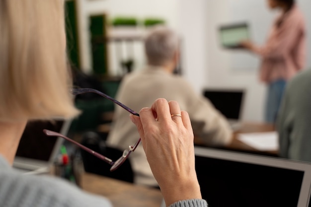 人体俯卧撑时的杠杆原理示意